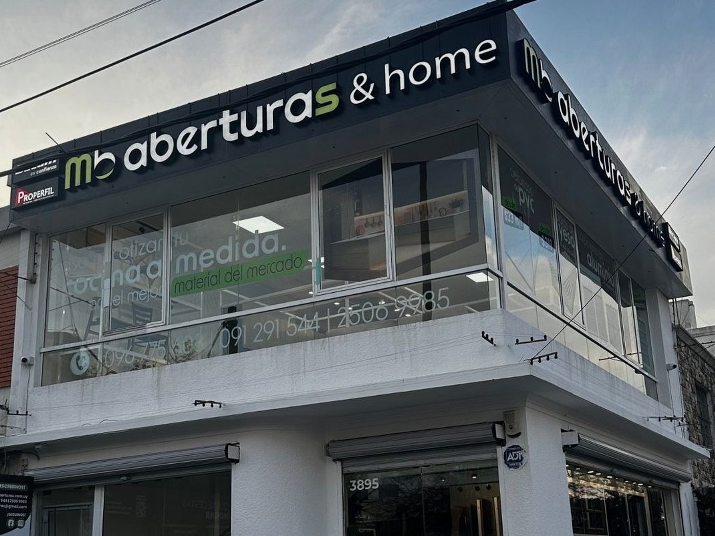 Showroom de MB Aberturas en Av. Italia
